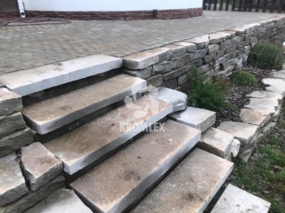 Ступени из серо-бежевого гранитного песчаника