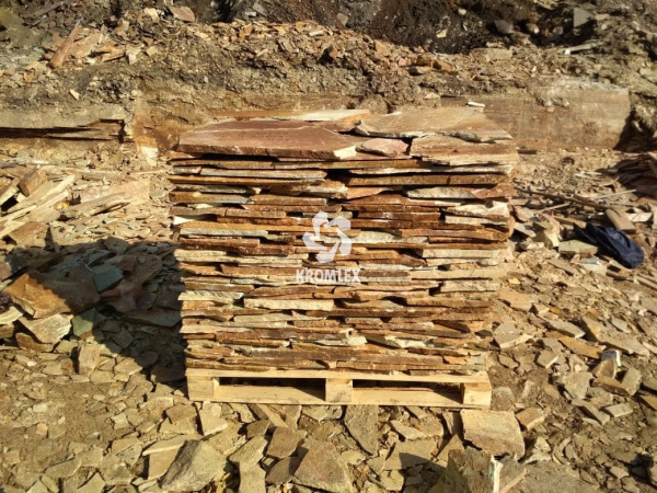 Карьер по добыче желтого златолита