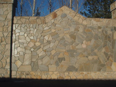 Златолит на заборе