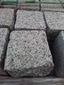 Колотая гранитная брусчатка КШК (камень штучный колотый) Гранатовый Амфиболит