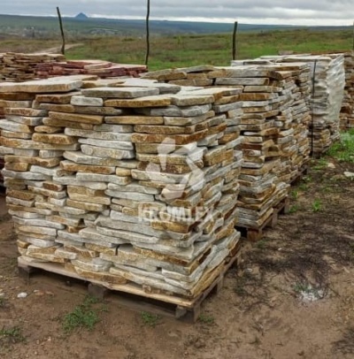 Песчаник желто-рыжий с разводами галтованный