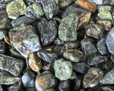Крошка серпентинит (змеевик темно-зеленый) галтованная